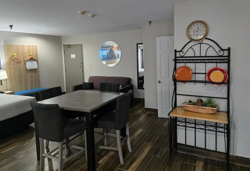 Days Inn & Suites By Wyndham Tampa / Raymond James Stadium