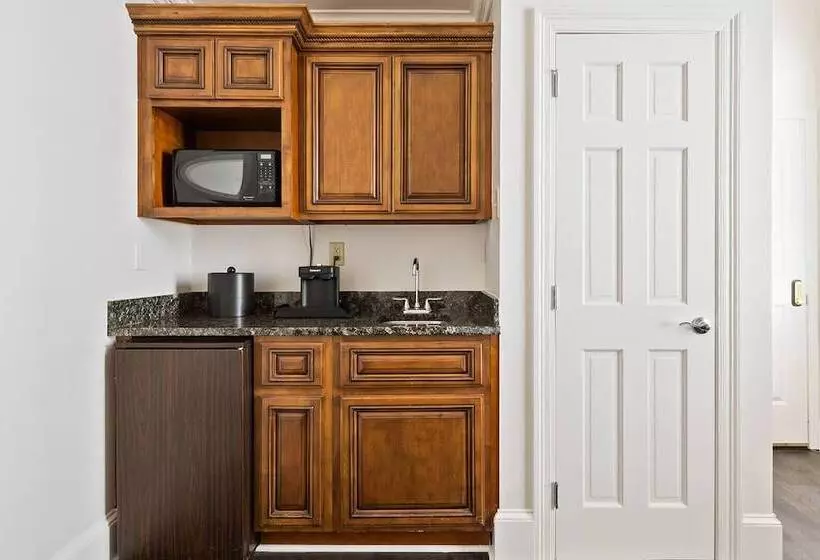 Отель Historic Streetcar Inn