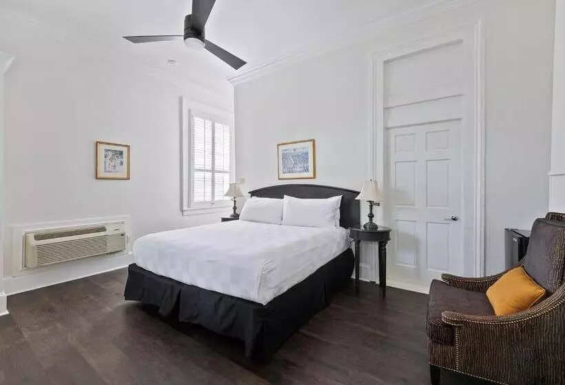 Отель Historic Streetcar Inn