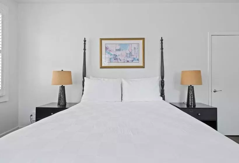 Отель Historic Streetcar Inn