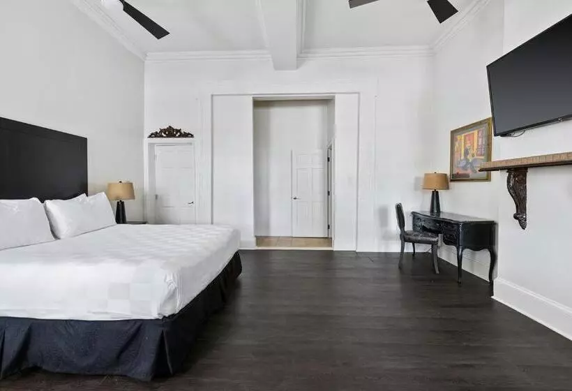 Отель Historic Streetcar Inn