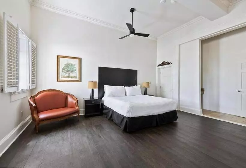 Отель Historic Streetcar Inn