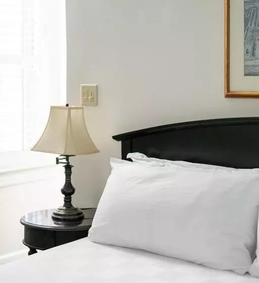 Отель Historic Streetcar Inn