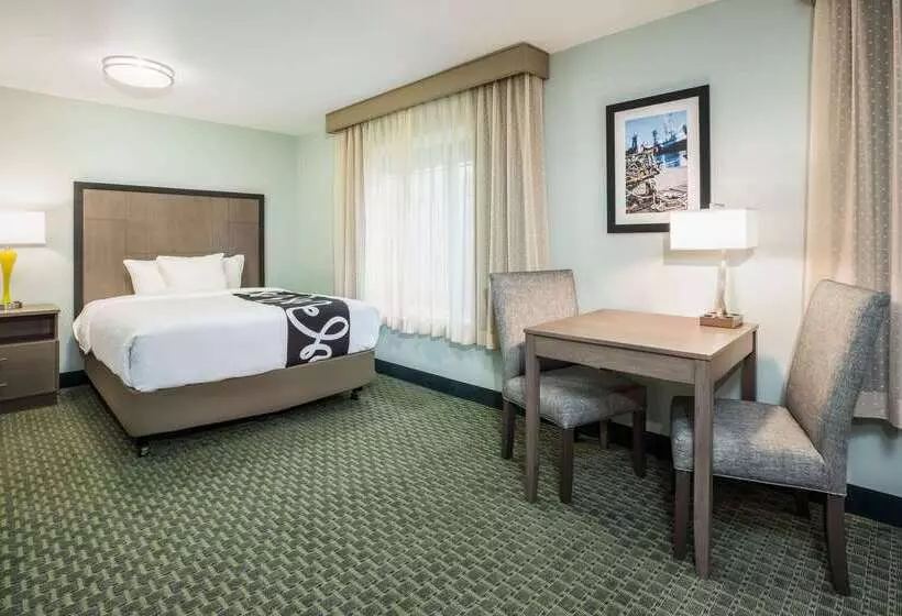 Отель La Quinta By Wyndham Newport