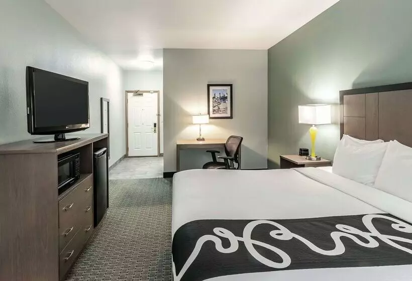 Отель La Quinta By Wyndham Newport