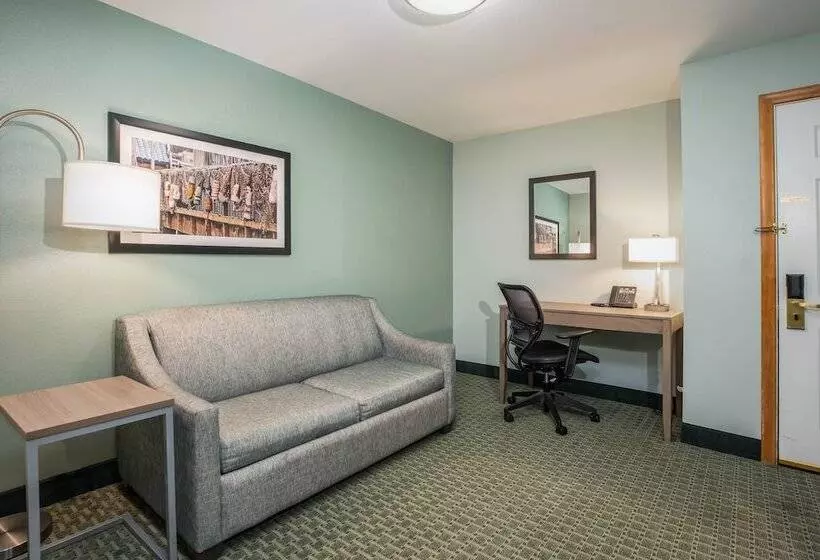 Отель La Quinta By Wyndham Newport