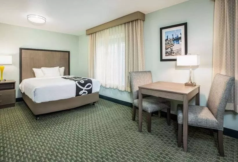 Отель La Quinta By Wyndham Newport