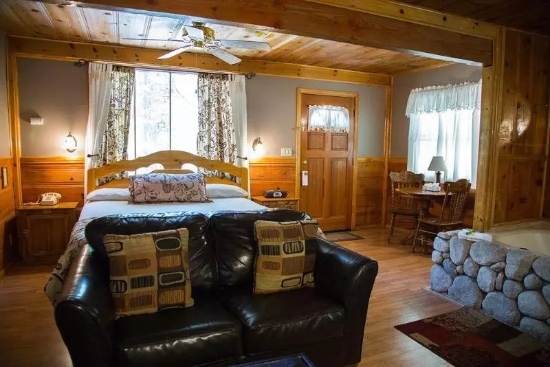 هتل Sleepy Forest Cottages