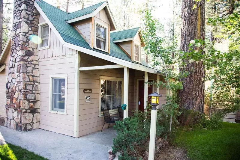 هتل Sleepy Forest Cottages