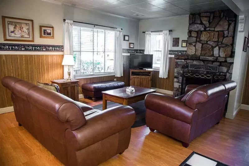 هتل Sleepy Forest Cottages