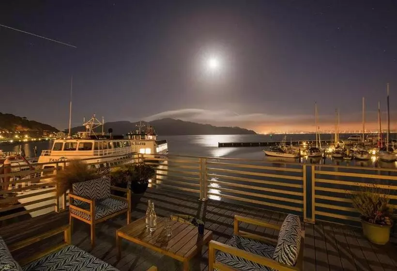 فندق Waters Edge