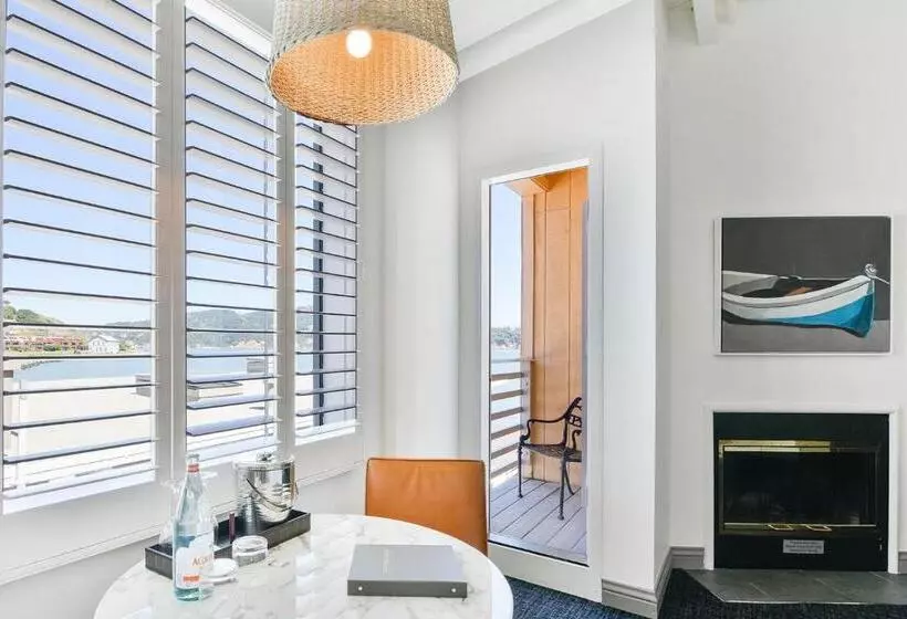 فندق Waters Edge