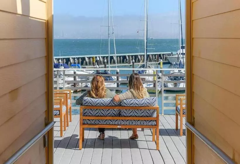 فندق Waters Edge