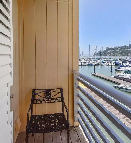 فندق Waters Edge