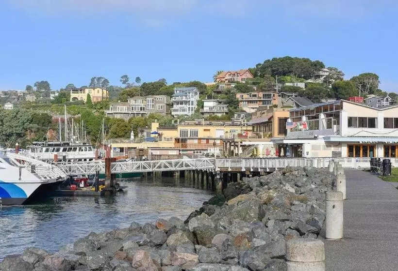 فندق Waters Edge