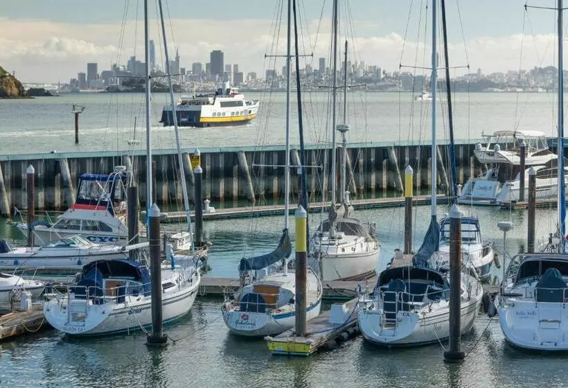 فندق Waters Edge