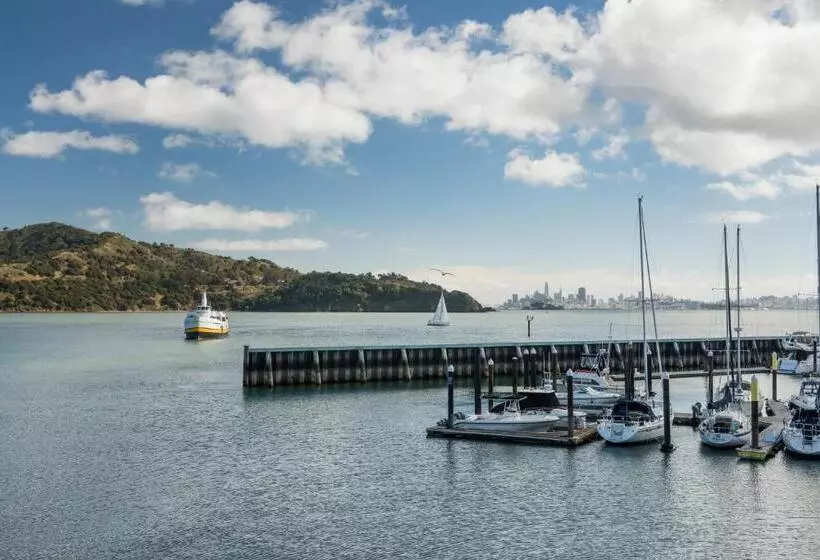 فندق Waters Edge