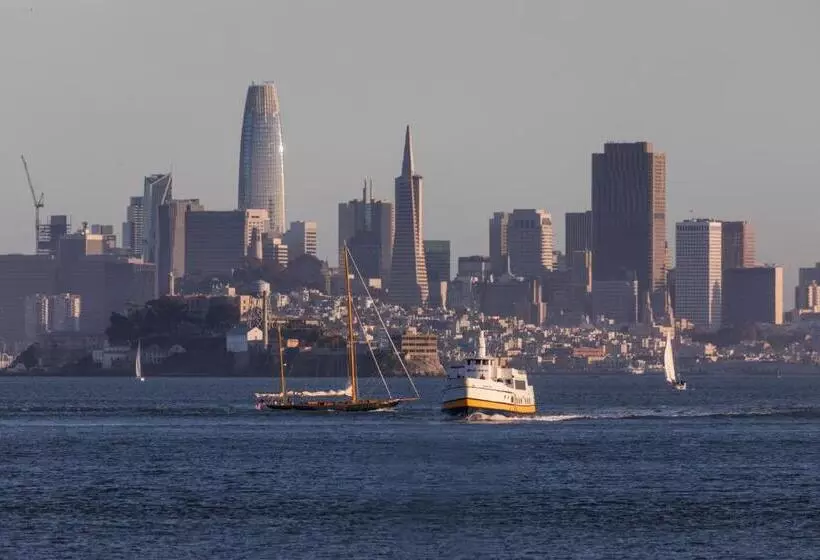 فندق Waters Edge