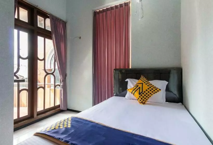 ホテル Spot On 2689 Safira Family Residence Syariah
