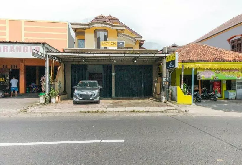 ホテル Spot On 2689 Safira Family Residence Syariah