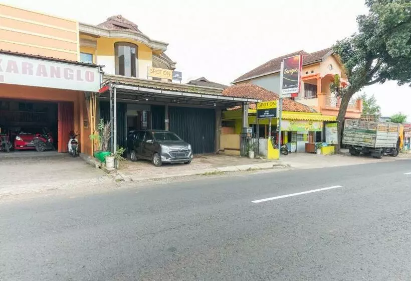 ホテル Spot On 2689 Safira Family Residence Syariah