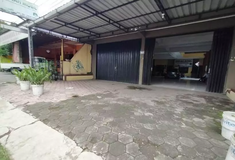 ホテル Spot On 2689 Safira Family Residence Syariah