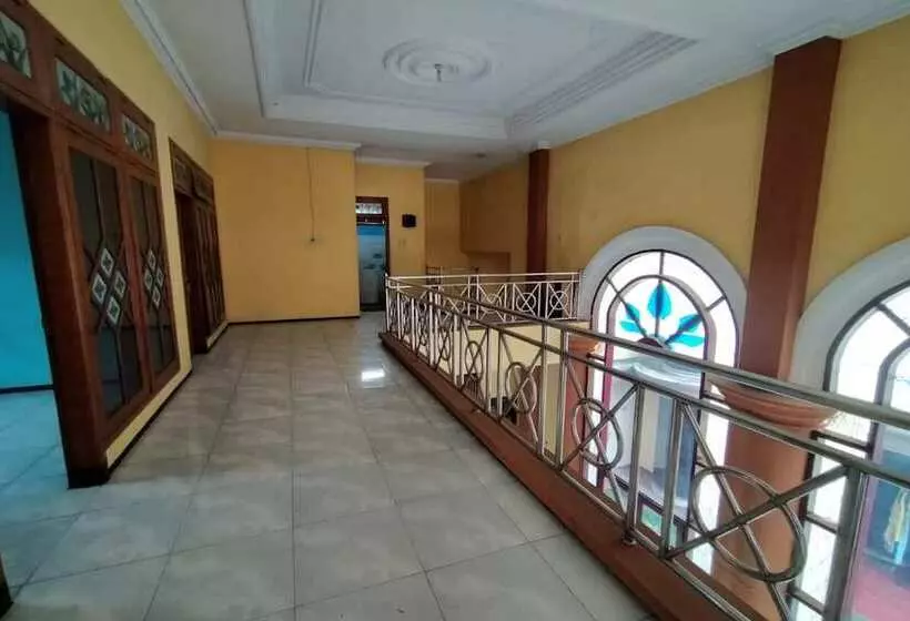 ホテル Spot On 2689 Safira Family Residence Syariah