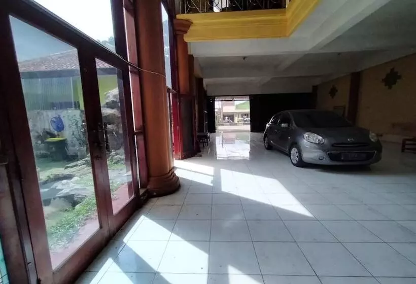 ホテル Spot On 2689 Safira Family Residence Syariah