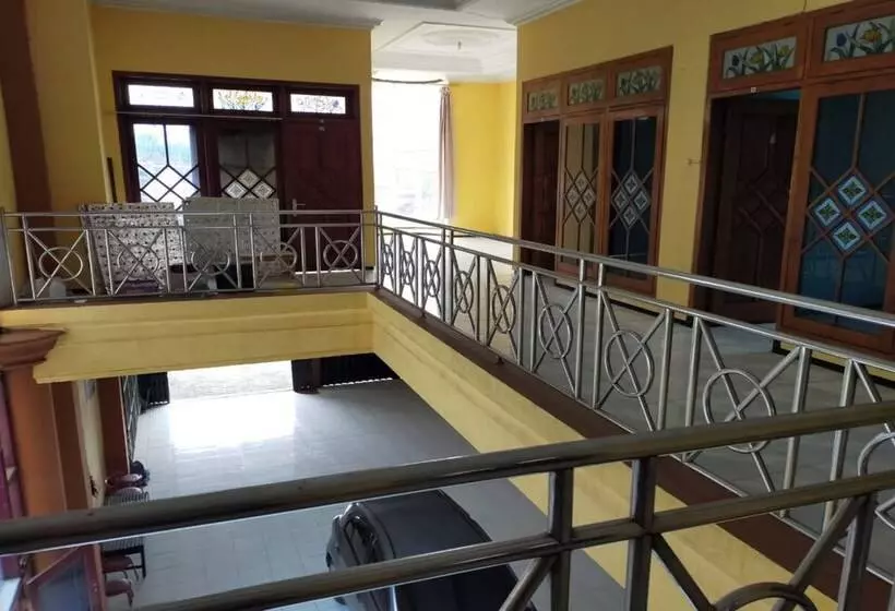 ホテル Spot On 2689 Safira Family Residence Syariah