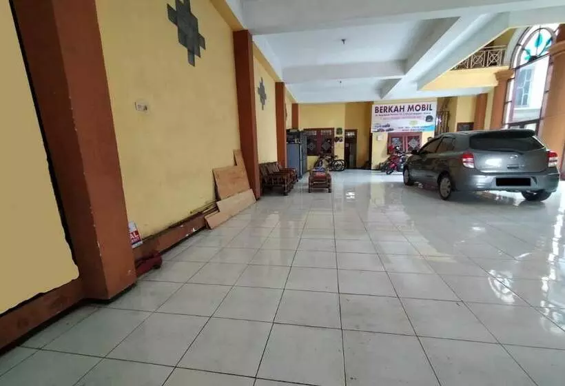 ホテル Spot On 2689 Safira Family Residence Syariah