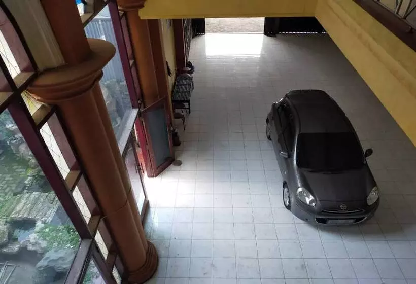 ホテル Spot On 2689 Safira Family Residence Syariah