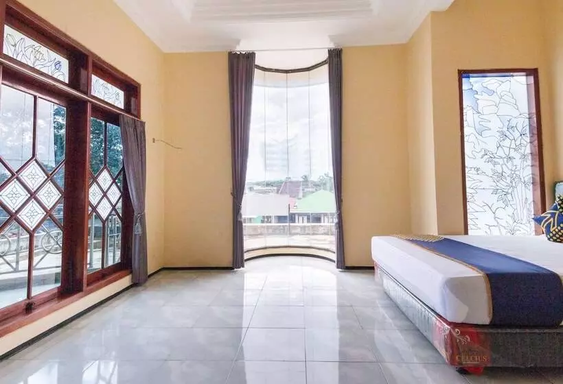 ホテル Spot On 2689 Safira Family Residence Syariah