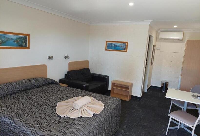 מוטל All Seasons Motor Lodge