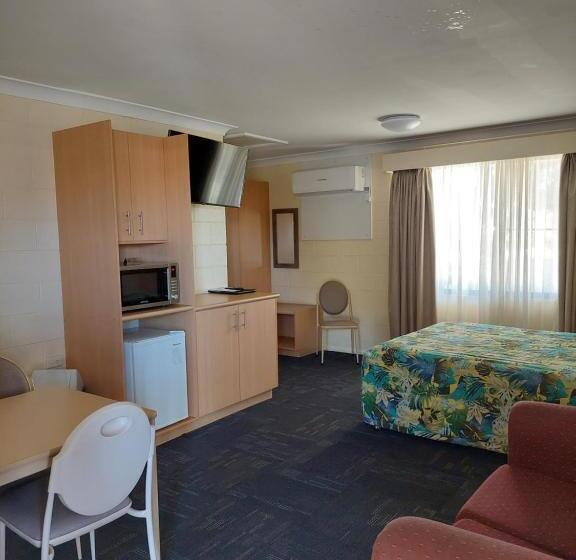 מוטל All Seasons Motor Lodge