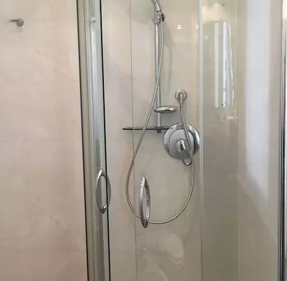 پانسیون Intra Rooms