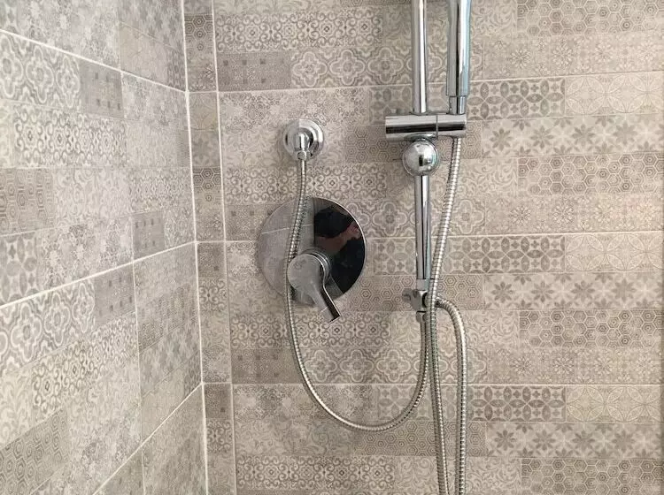 پانسیون Intra Rooms