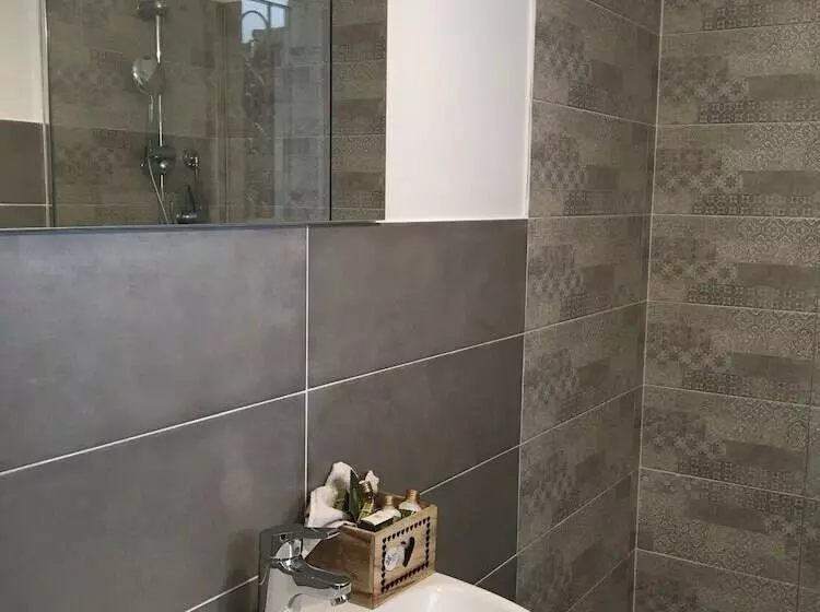 پانسیون Intra Rooms