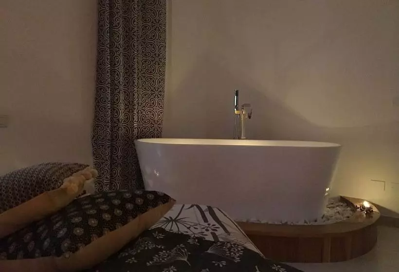 پانسیون Intra Rooms