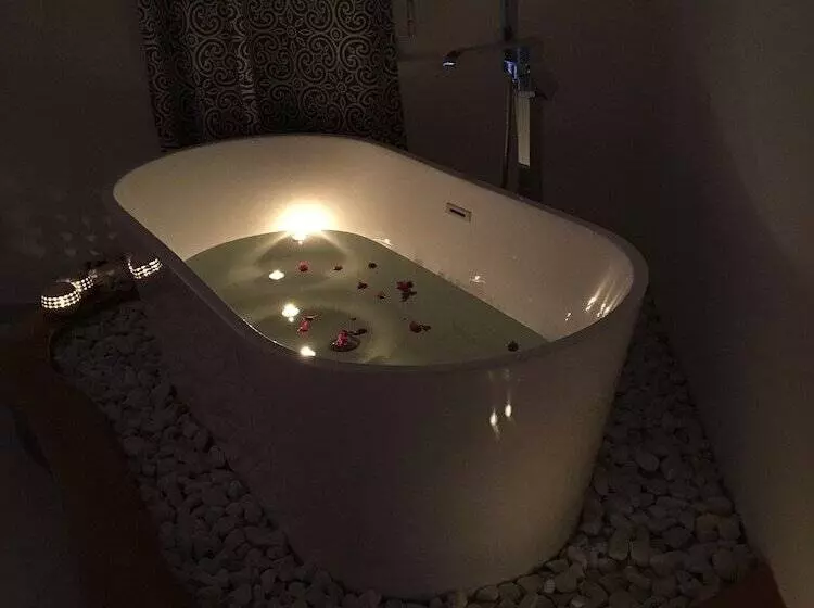 پانسیون Intra Rooms