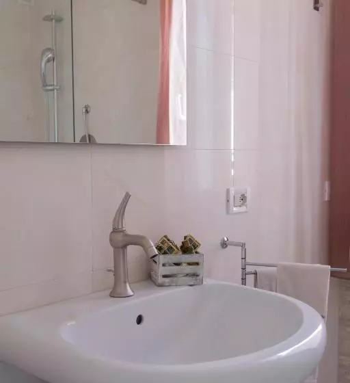 پانسیون Intra Rooms