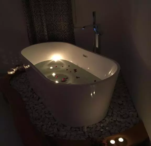 پانسیون Intra Rooms