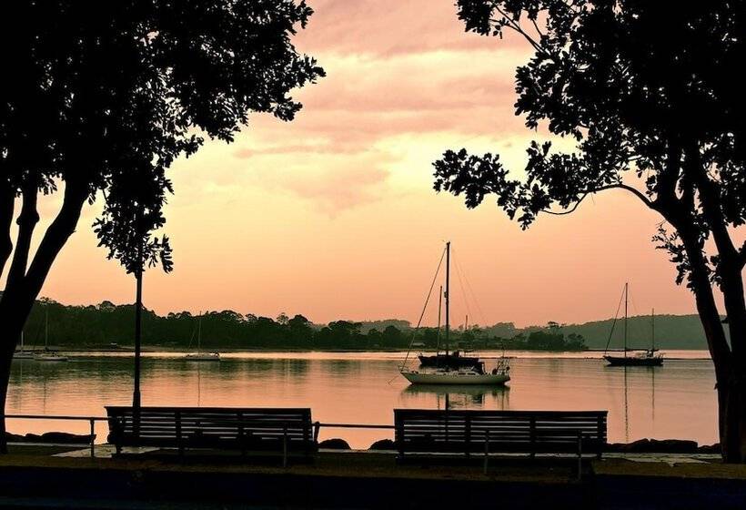 Zorba Waterfront Motel