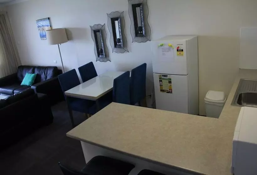 Zorba Waterfront Motel