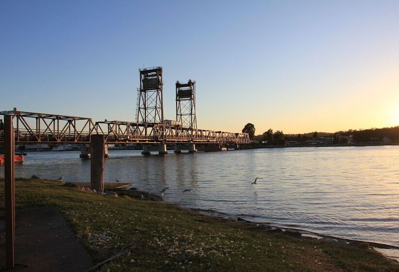 Zorba Waterfront Motel