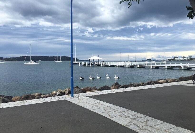 Zorba Waterfront Motel