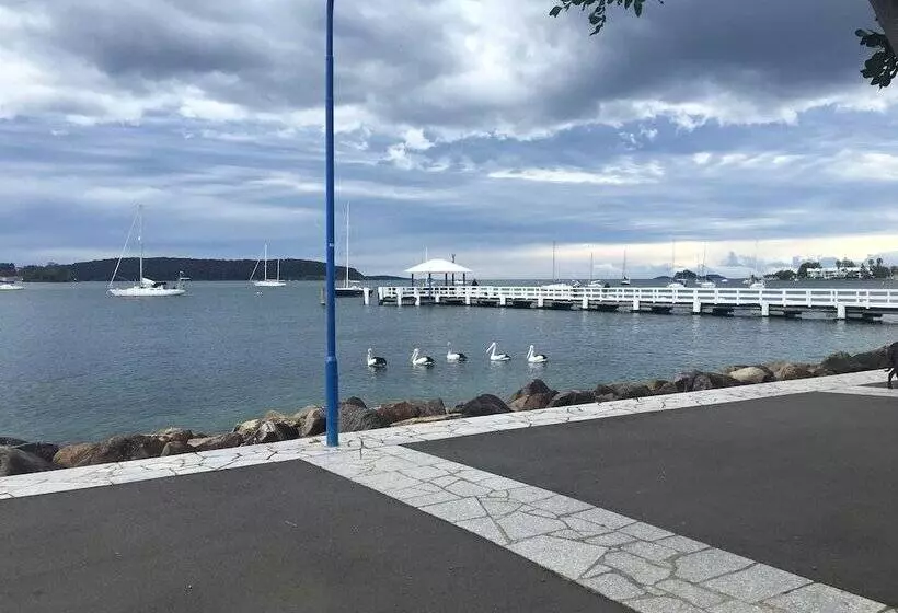 Zorba Waterfront Motel