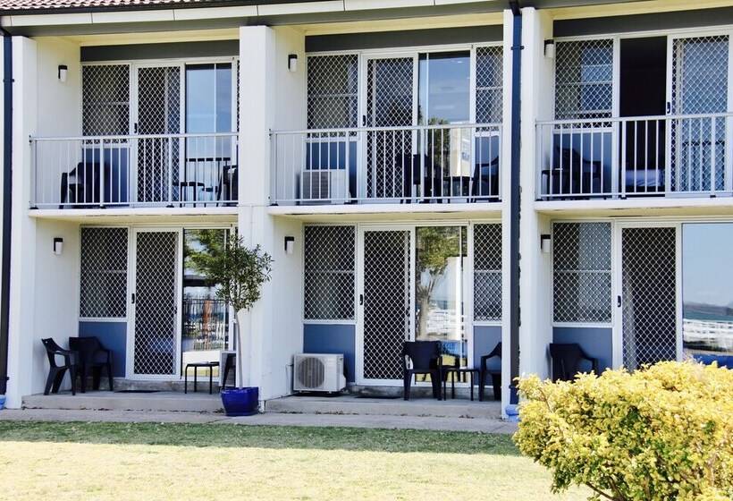 Zorba Waterfront Motel