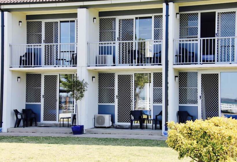 Zorba Waterfront Motel