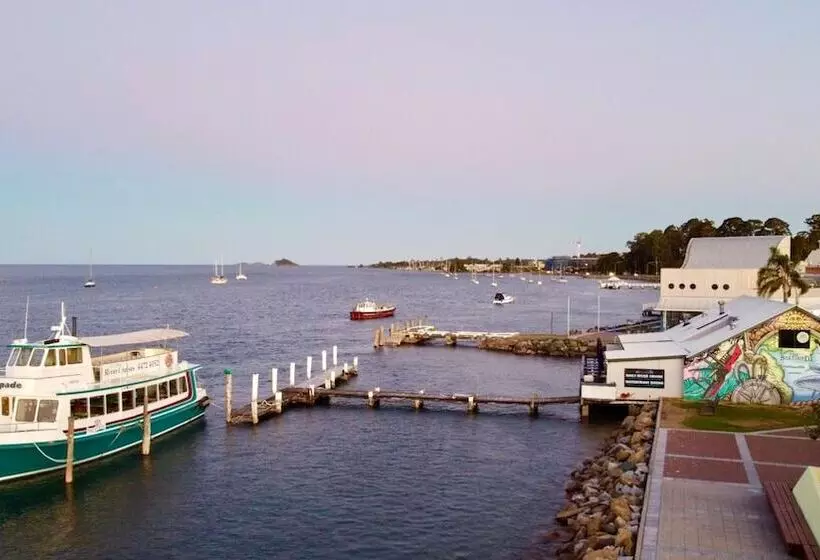 Zorba Waterfront Motel