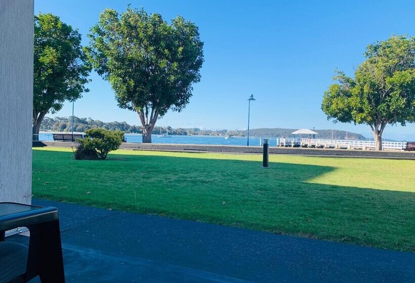 Zorba Waterfront Motel